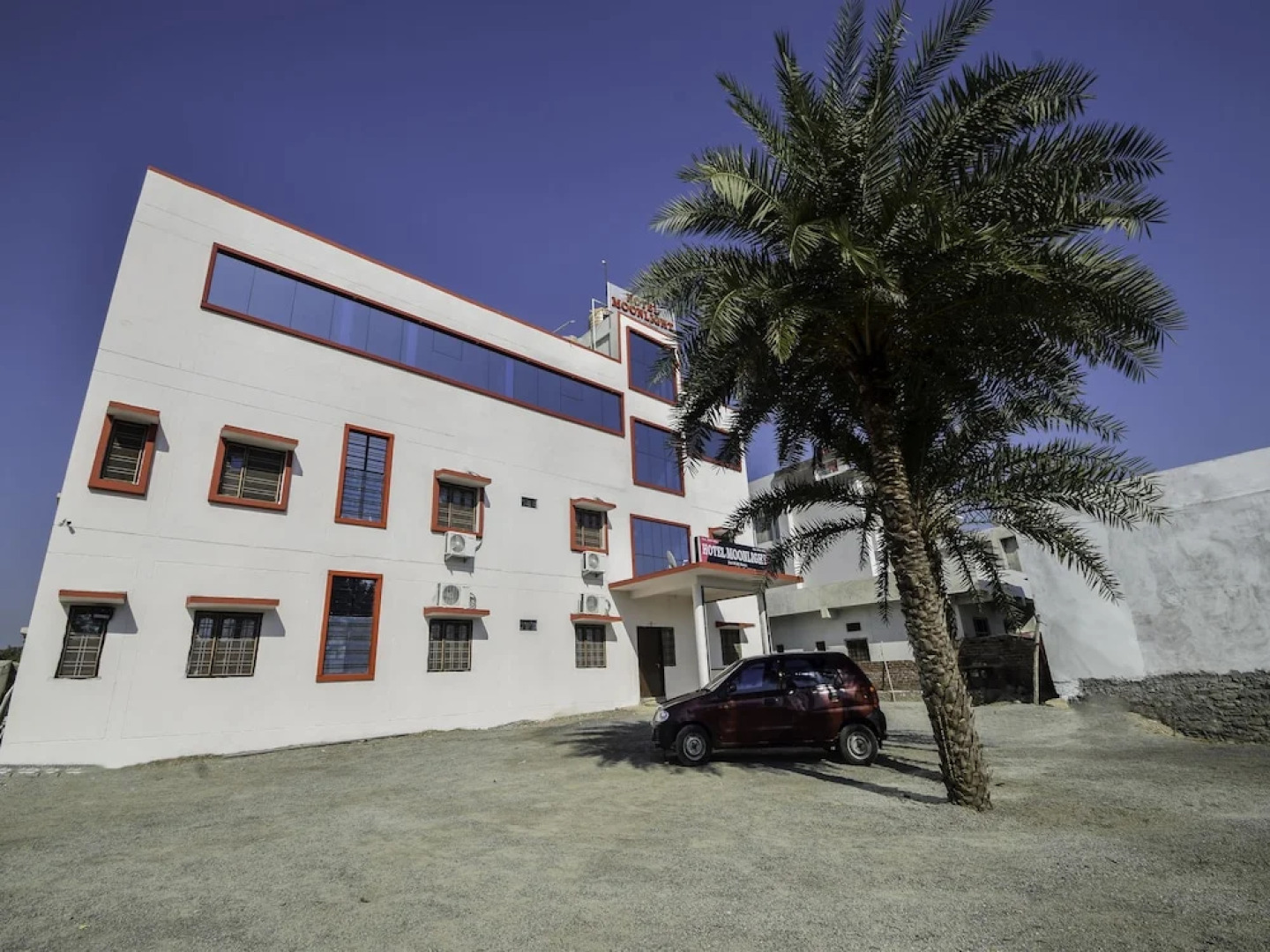 OYO 27626 Hotel Moonlight