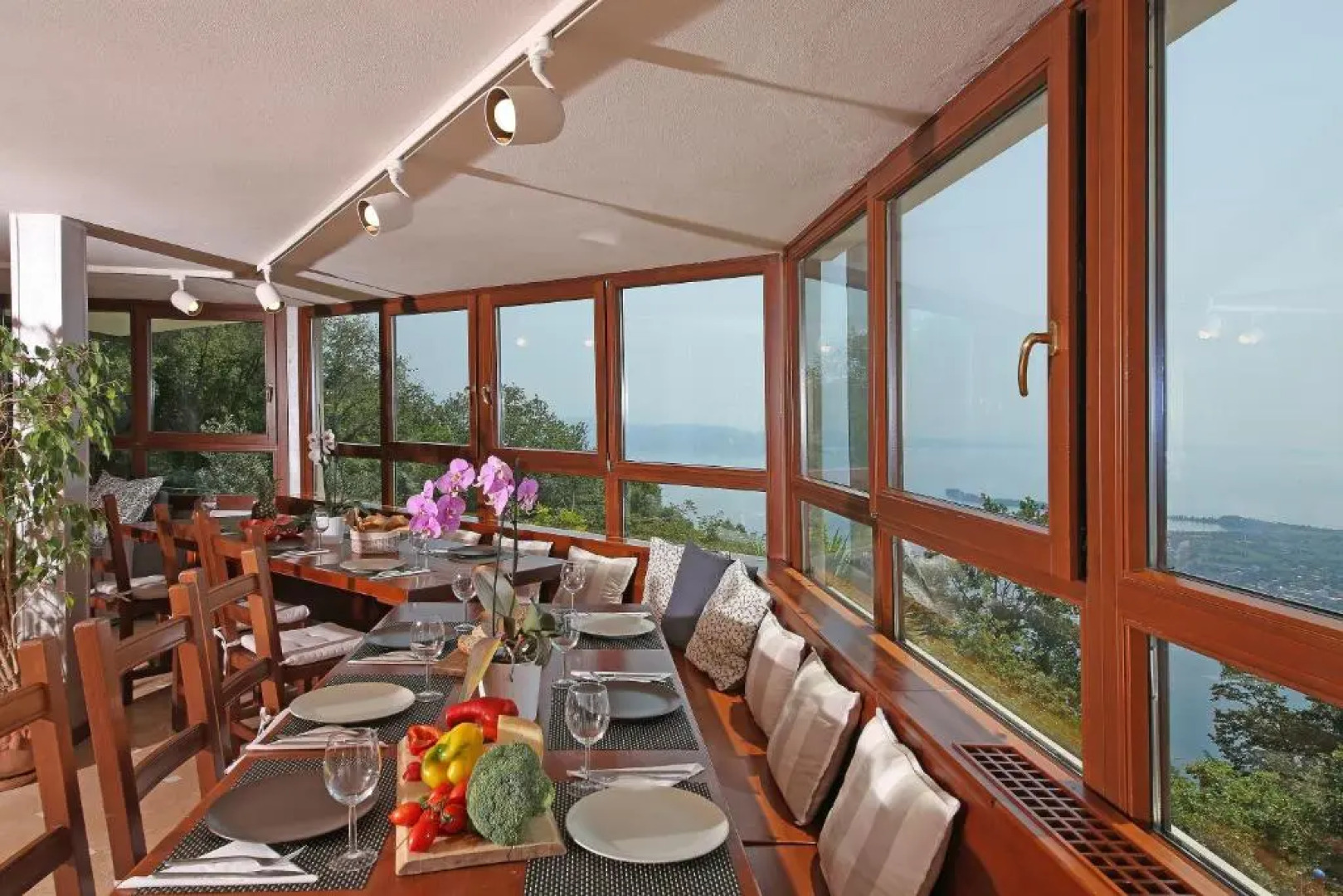 Villa Luna Stunning Modern Villa Shared Infinity Pool, Big garden, Fantastic lake view,AC,