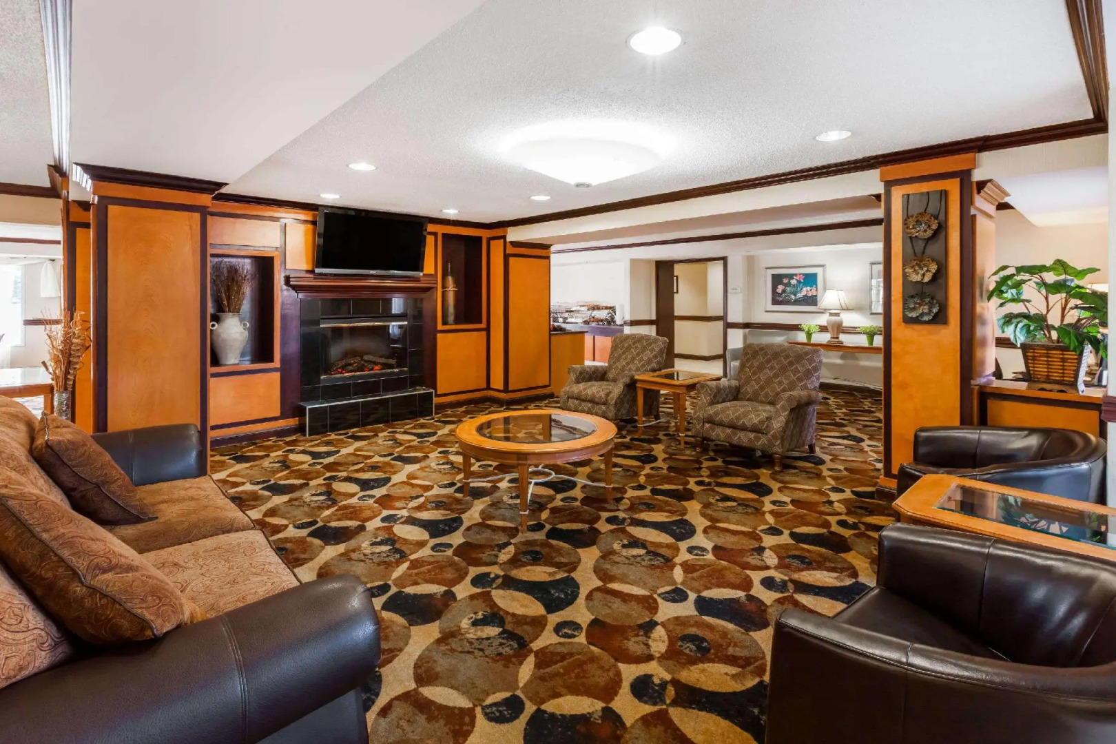 HomeTowne Studios by Red Roof Auburn Hills