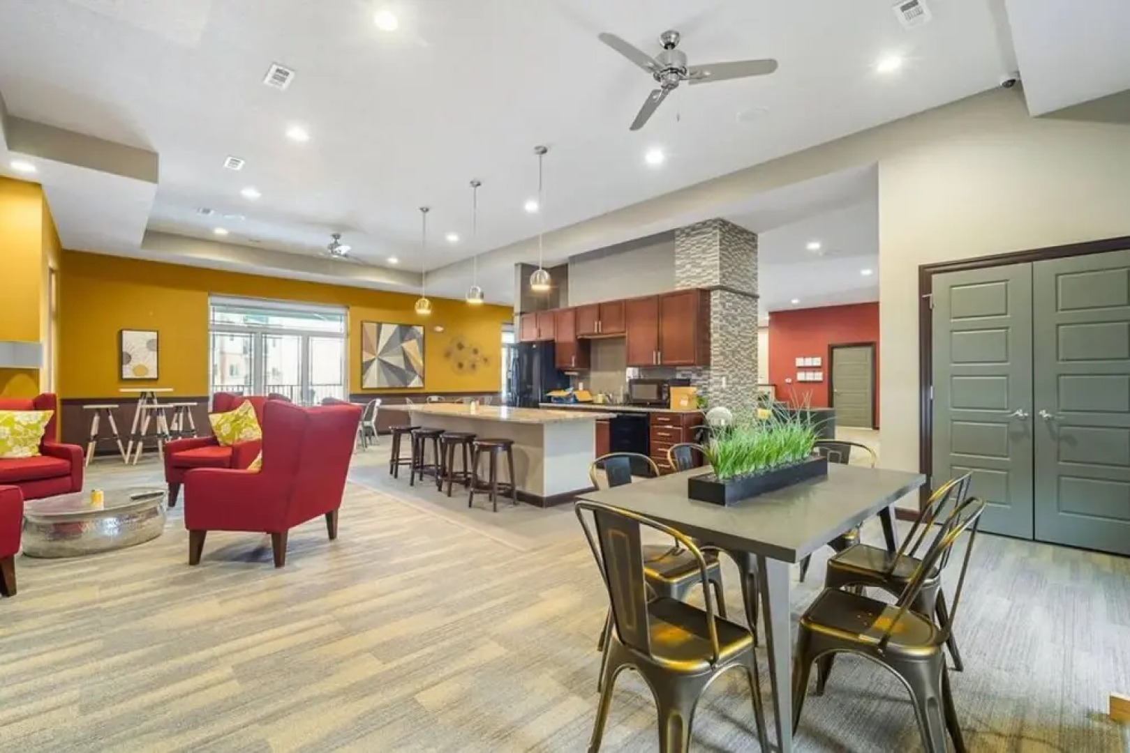 West Des Moines- Garage Gym Pool Jordan Creek