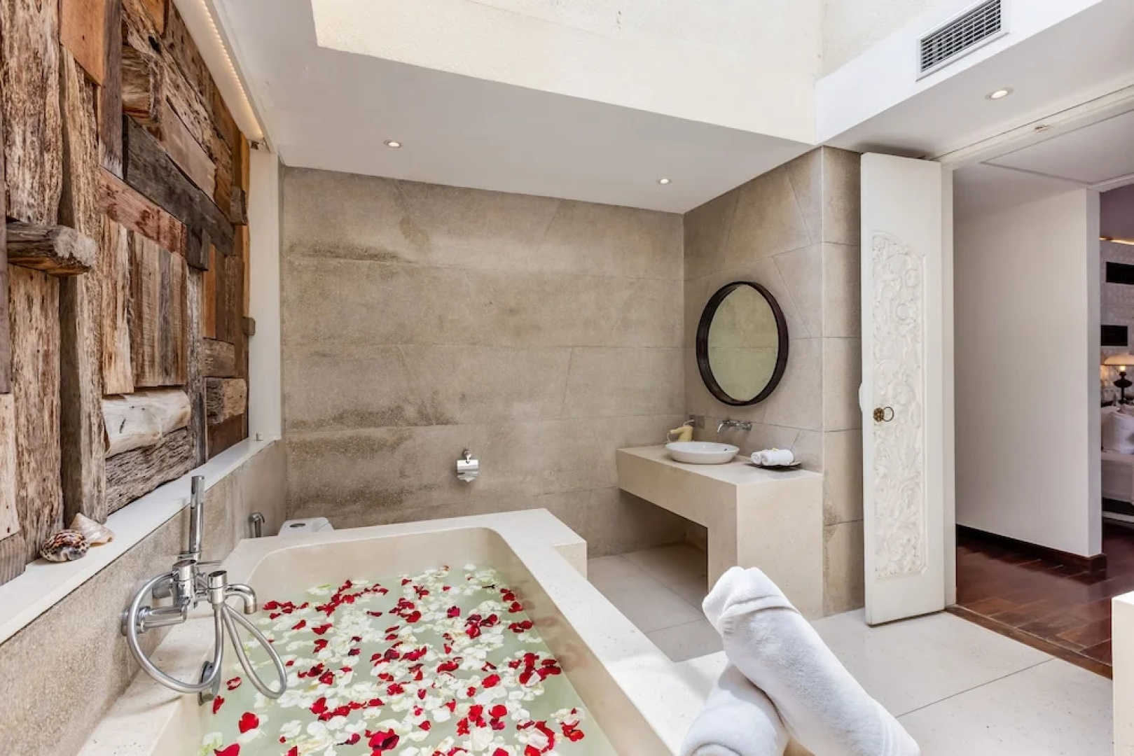 Exquisite Oceanfront 1 Br Villa in Seminyak