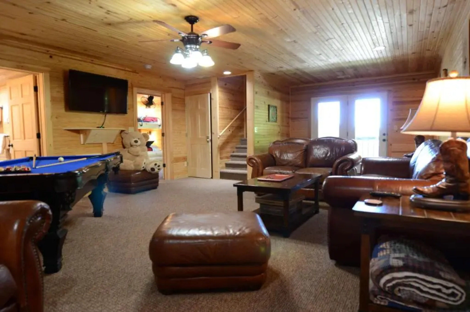 Luxury 2700 Sq Ft Log Cabin Private Hot Tub Game room Pool Table Best View