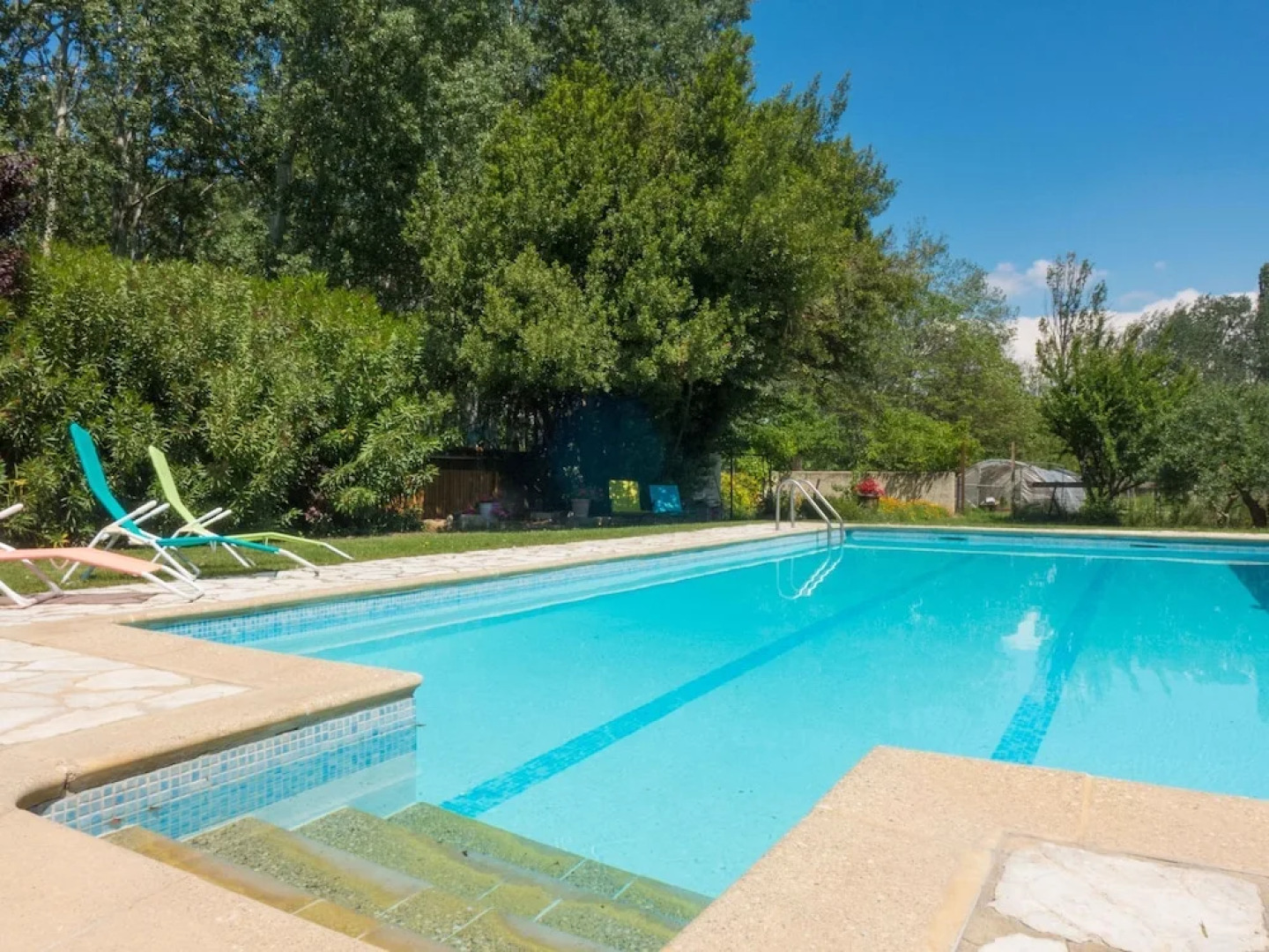 Attractive Villa in Roquemaure With Swimming Pool