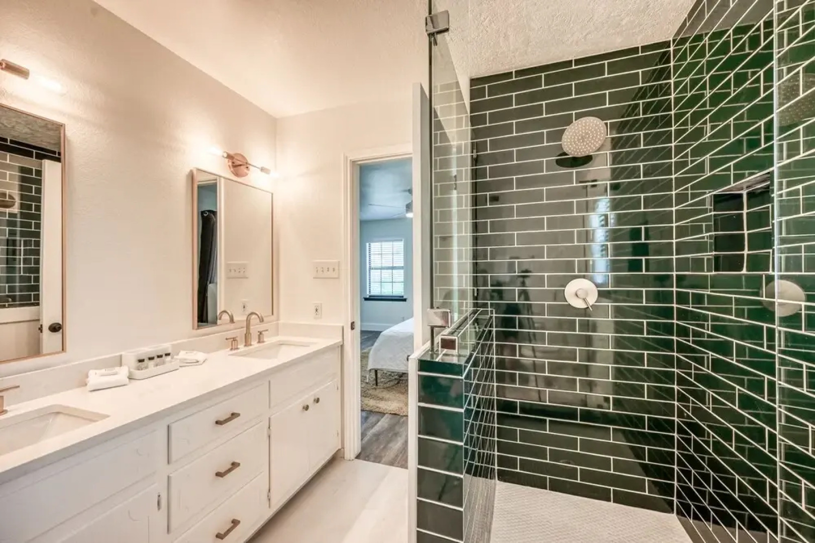 Modern Luxurious Home Near Main W/hot Tub-firepit!