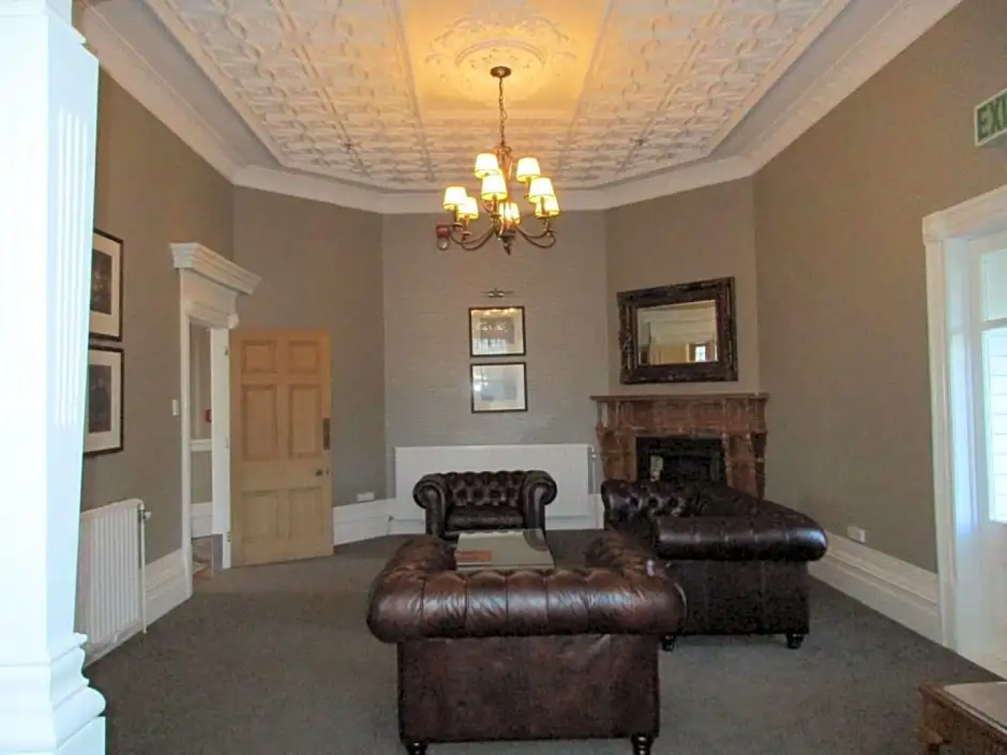 Valmai House & Motel