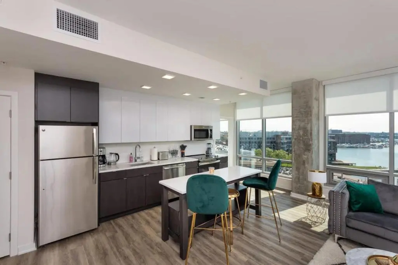 3BR Glass Suite With Gym & Pool By ENVITAE