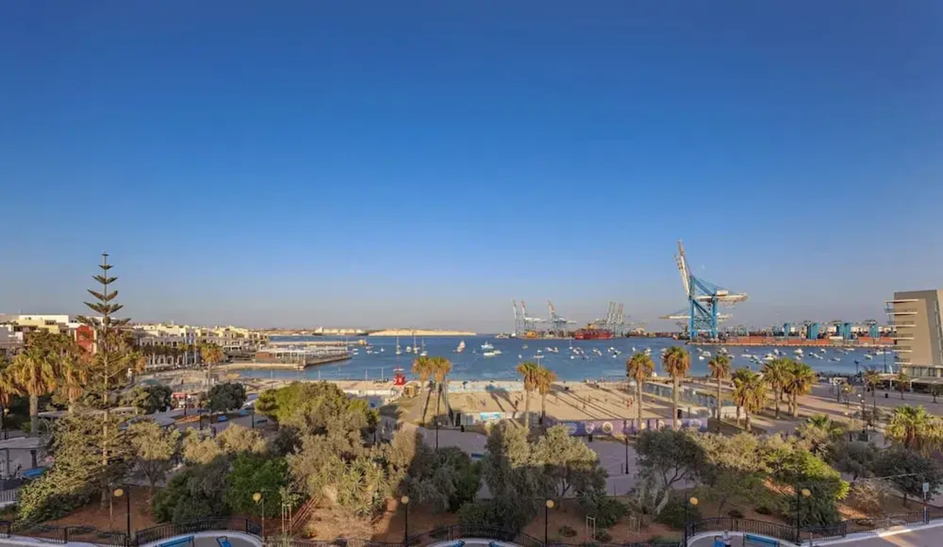 Gem Beachfront Apt With Amazing Bay and Sea Views