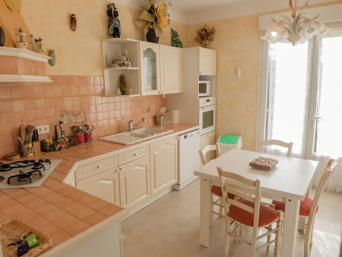 Attractive Villa in Roquemaure With Swimming Pool