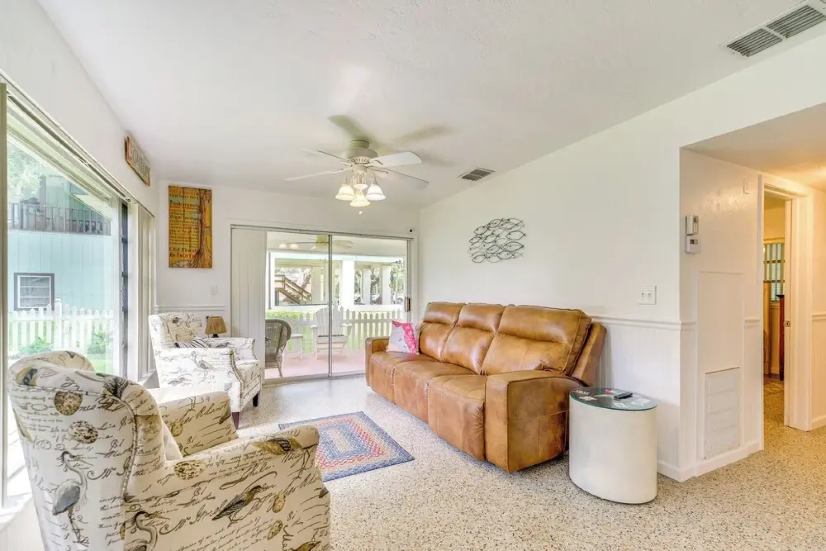 Sunny Home in Yankeetown w/ Lanai & Backyard!