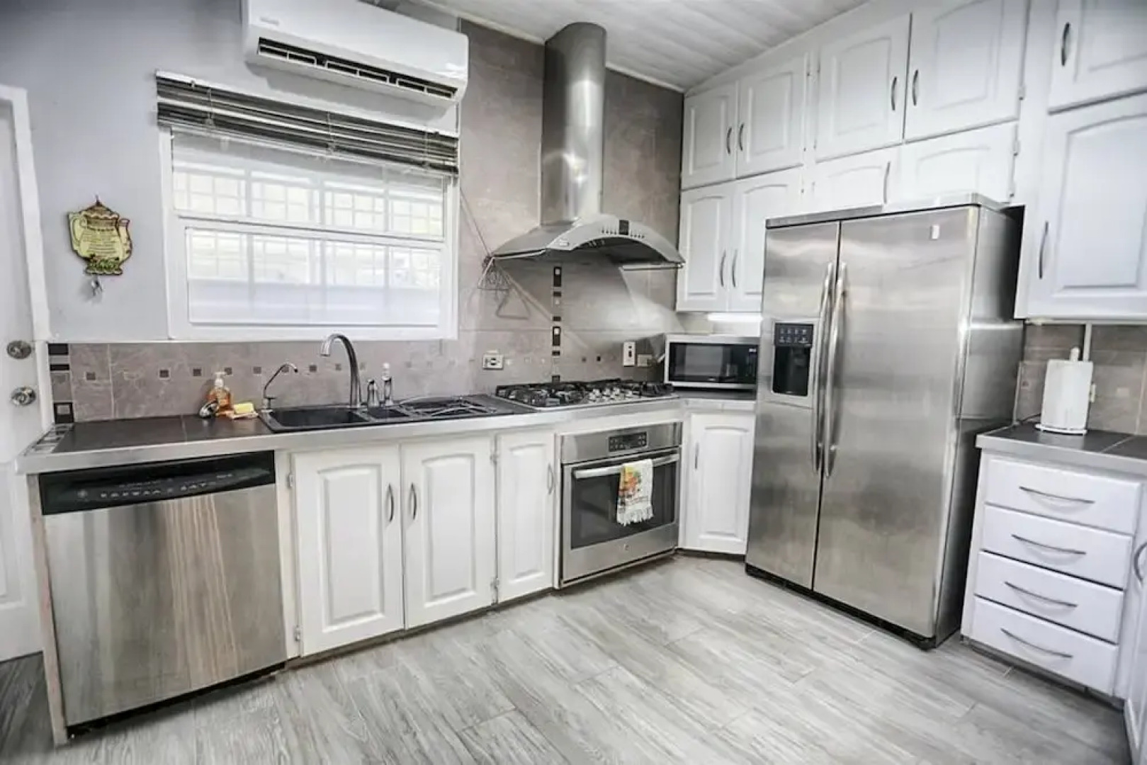 Pool and Jacuzzi Vacation Home