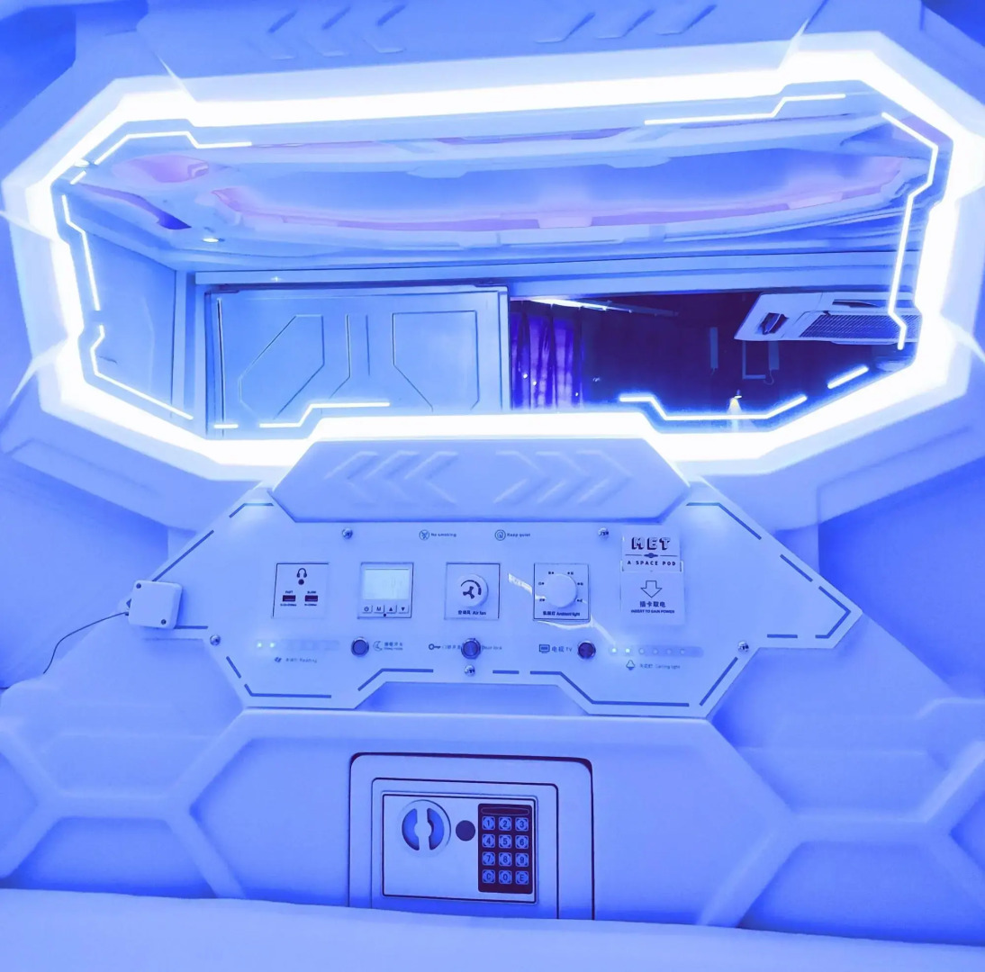 Met A Space Pod @ Arab Street