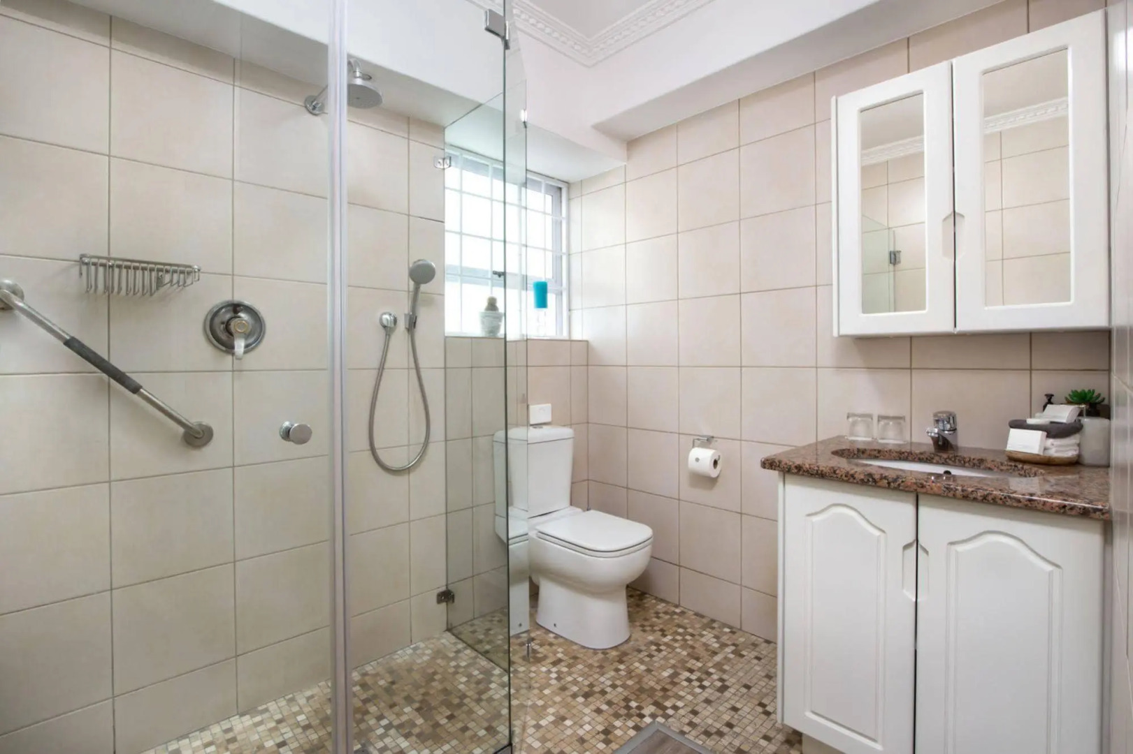 Hermanus Beachfront Lodge