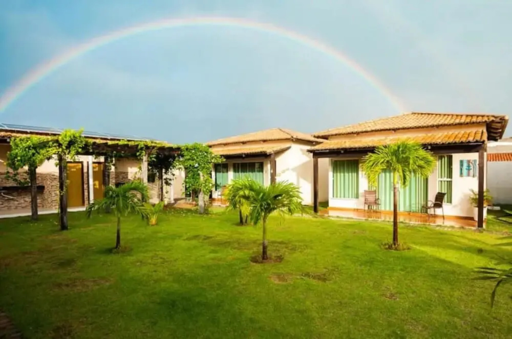 Chal Aconchegante com Vista Jardim em Vila - 03