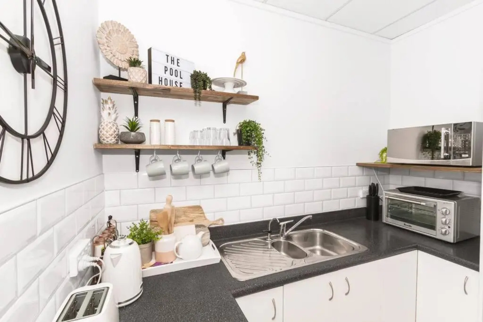 The Pool House, Romantic Country, King Bed