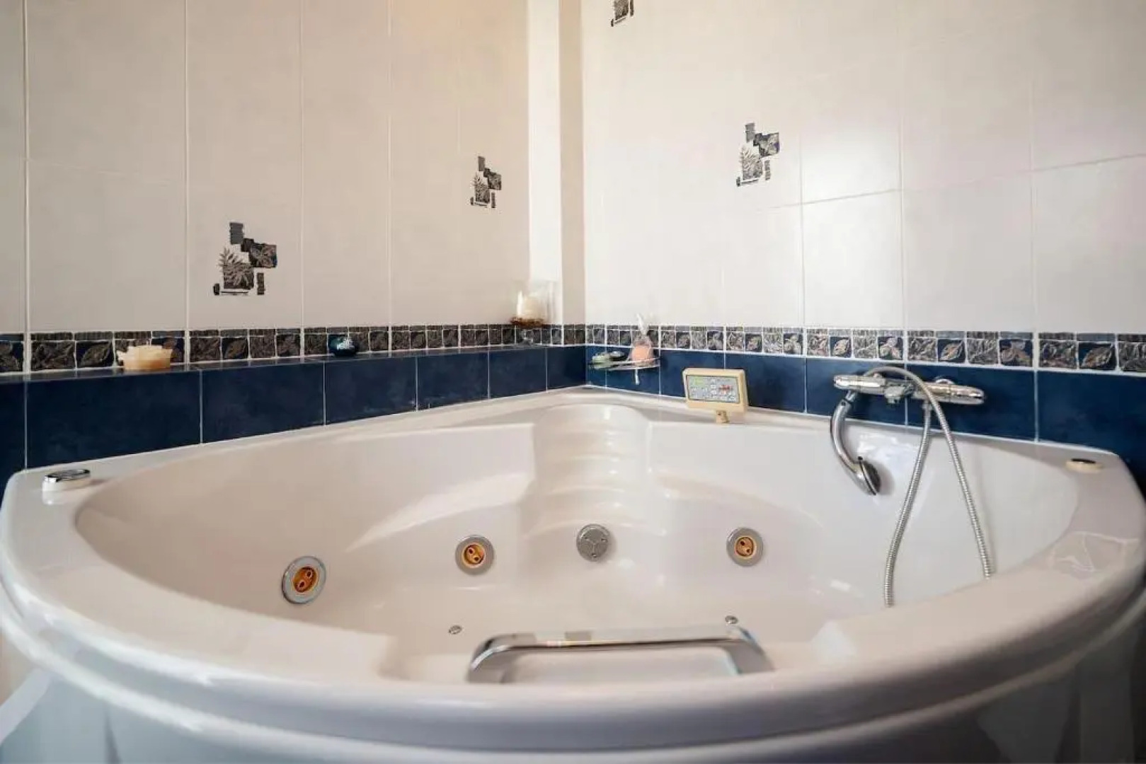 4 Bed Villa - Sleeps 10 - Pets - Pool - Hottub