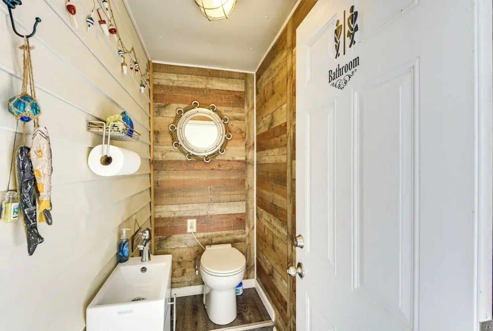 < 1 Mi to Boat Ramp: Canal-front Retreat in Astor!