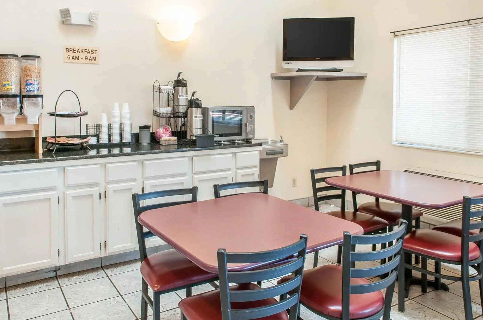 Econo Lodge West - Coors Blvd