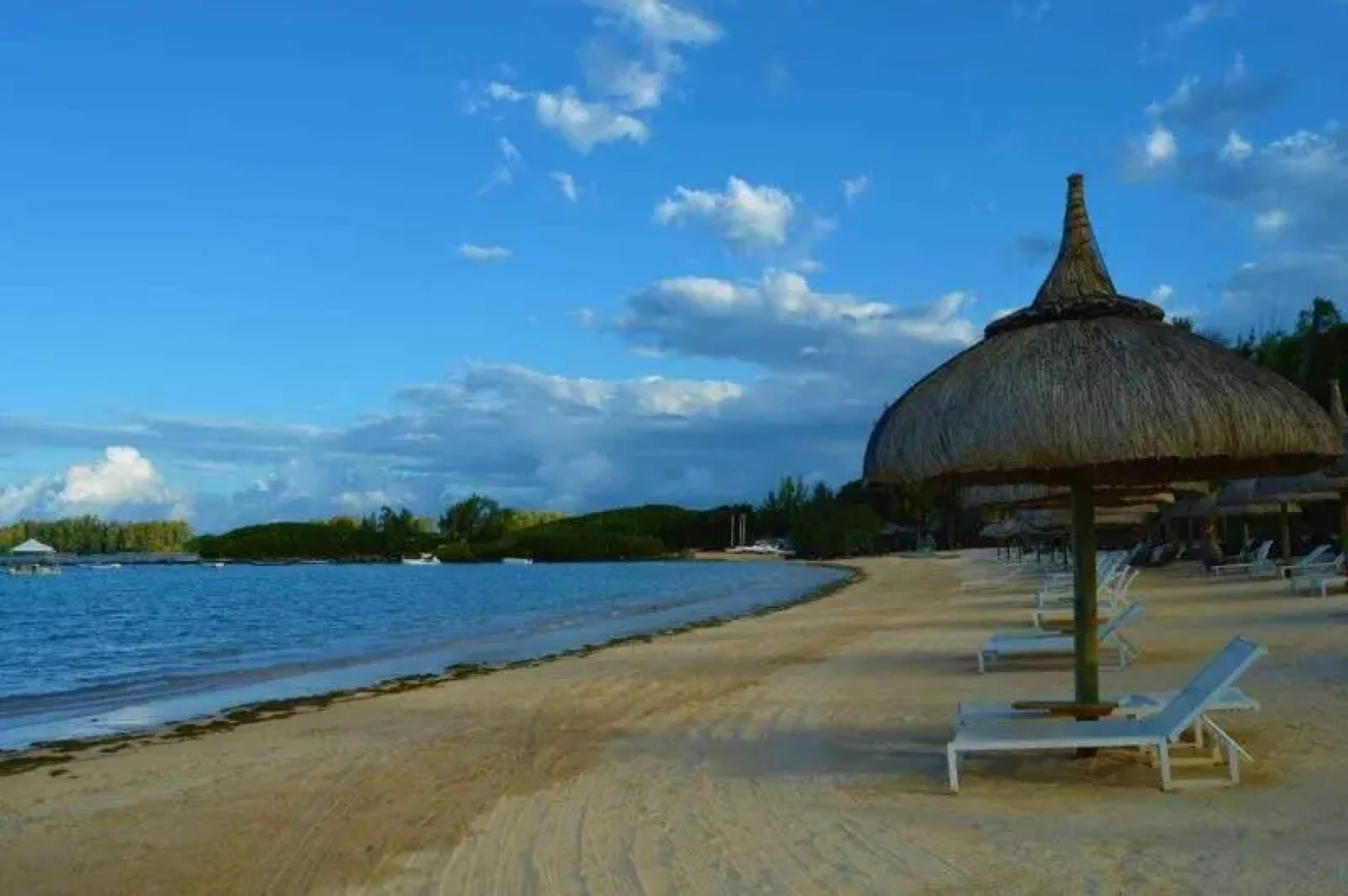 Azuri Apartment with Beach, Pools, Gym, Restaurants, Spa, Boats, kids Corner