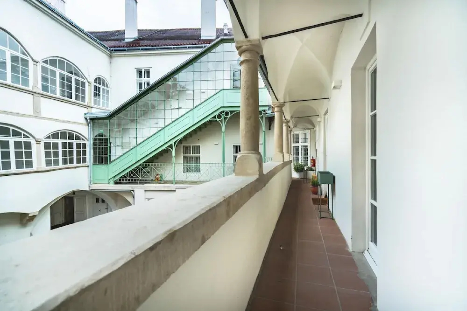 Deluxe Loft With King Bed Private Parking in the old Town of Krems