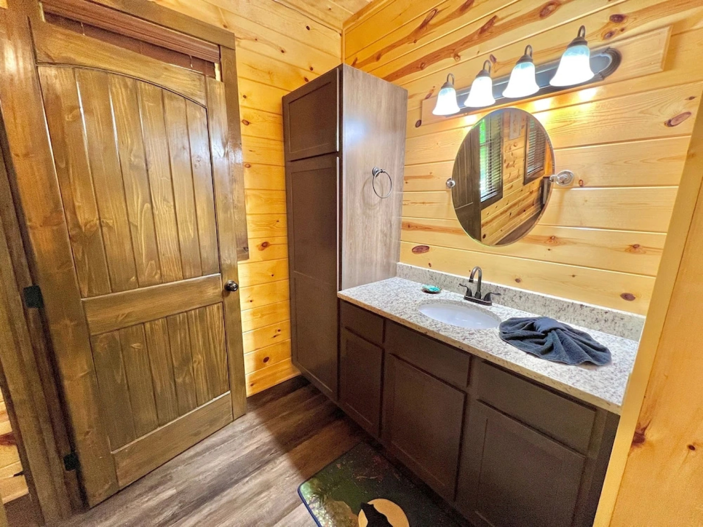 South Side Serenity 2 Bedroom Cabin by RedAwning