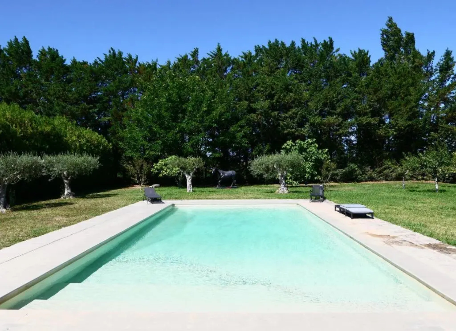 Superbe Mas Provençal 600m2 avec une Superbe Piscine Chauffée et très grand jardin 9000m2, situé au cœur du Luberon en campagne proche de L'Isle sur la Sorgue, 12 personnes, LS2-17 FIGNOULADO
