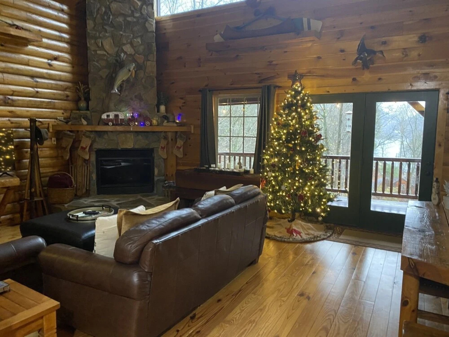 Tree Top Lodge - Gorgeous Lake Cabin With Hot Tub & Magnificent Views Of Forests And Mountains! 3 Bedroom Cabin by Redawning