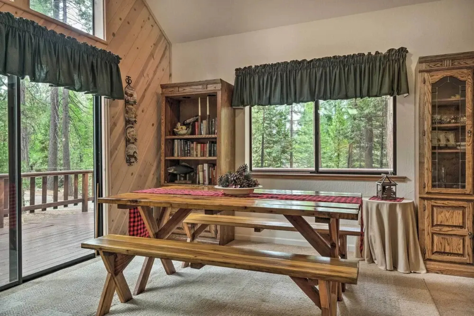 Cozy Camp Connell Cabin: Large Game Room & Decks!