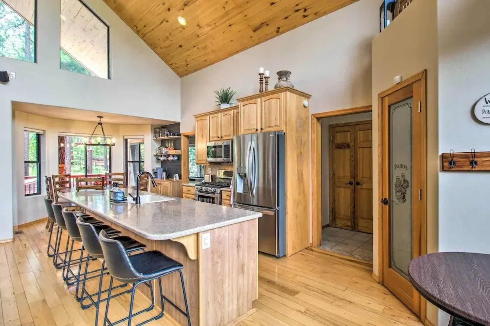 Hot Tub & Game Room: All-season Pinetop Cabin