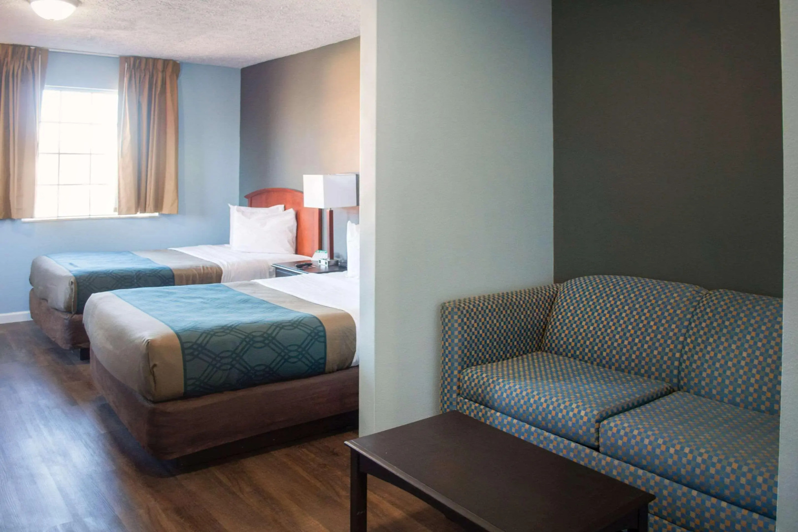 Econo Lodge Inn & Suites Sandusky South