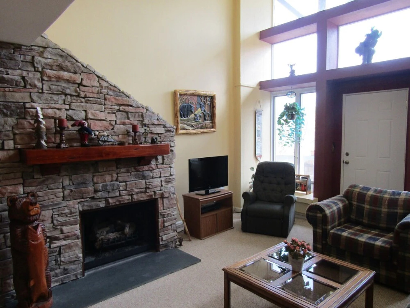 High Ceiling Skyleaf A9 Condo with Fireplace by RedAwning