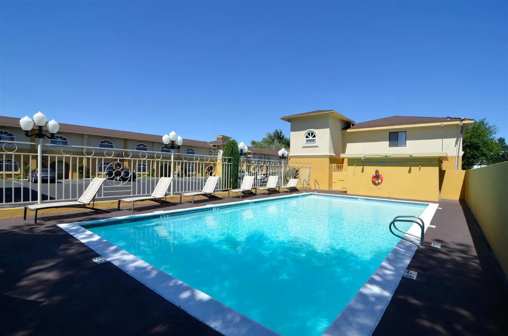 BEST WESTERN PLUS Bishop Holiday Spa Lodge