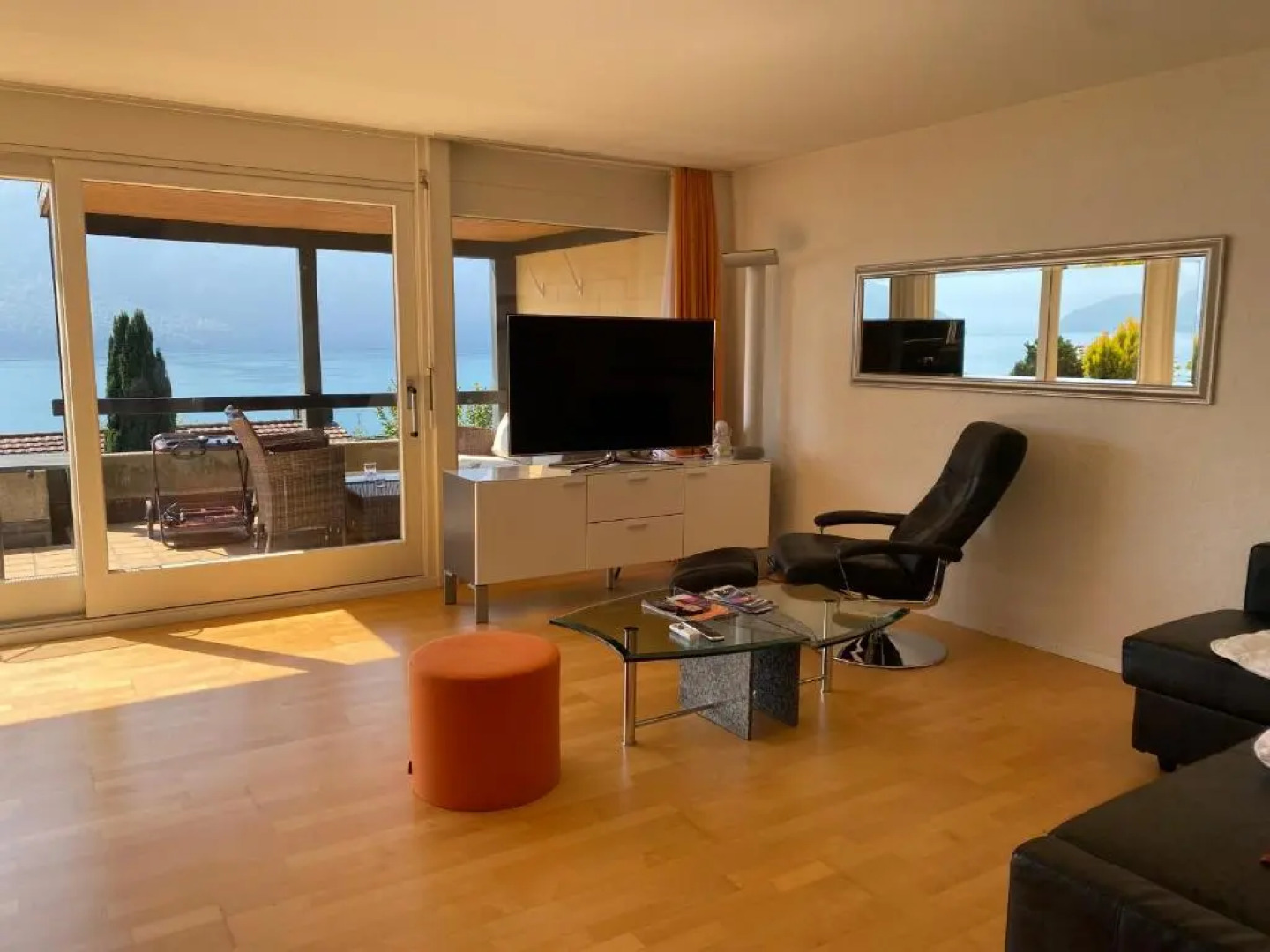 A beautiful apartment with direct view at the lake for 4 persons