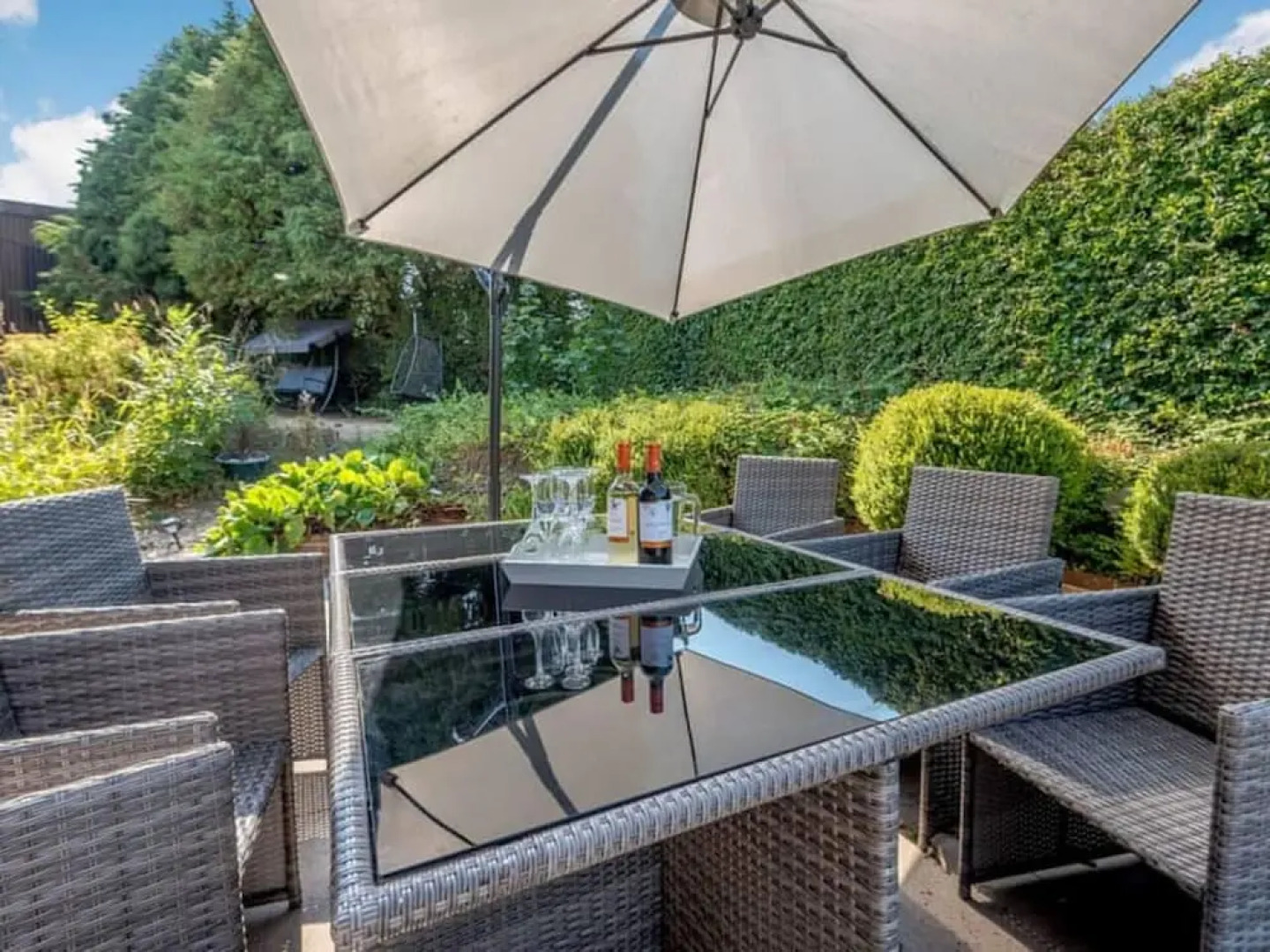 Luxury 5-bed House With Tennis Court & Games Room