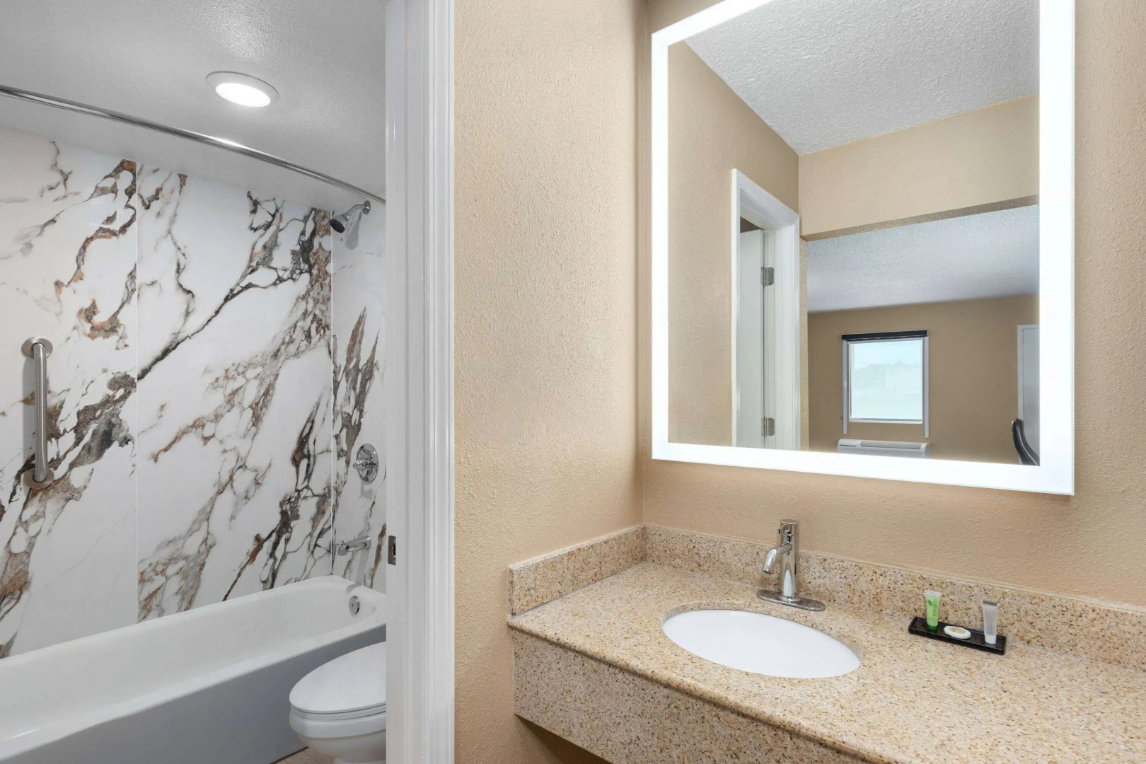 Super 8 by Wyndham Paducah I-24 Exit 4