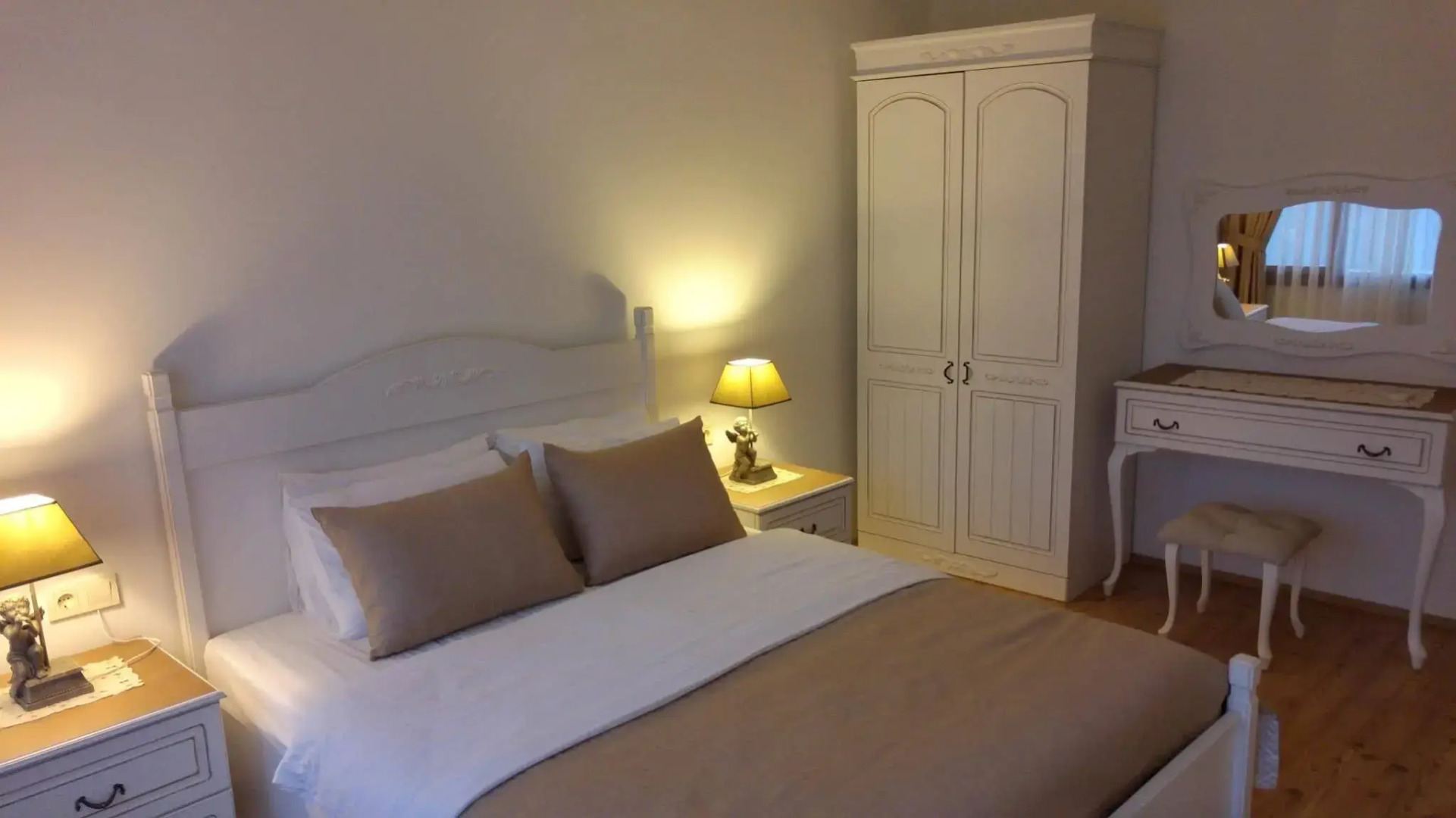 Old Town Deluxe Flats