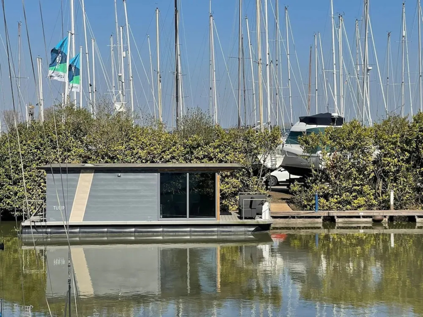 Waterfront Houseboat Near the Centre