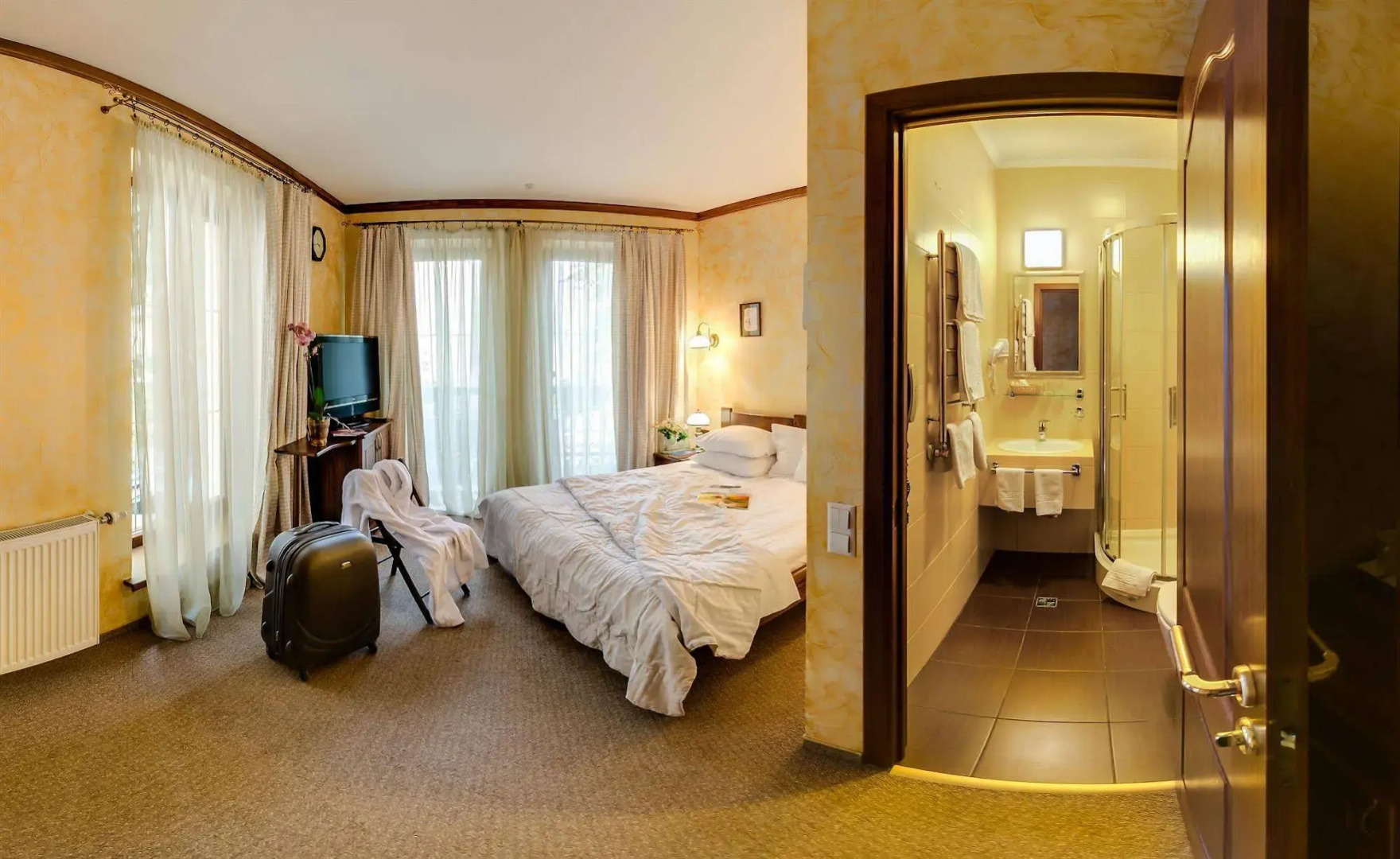 Под Темплем Отель