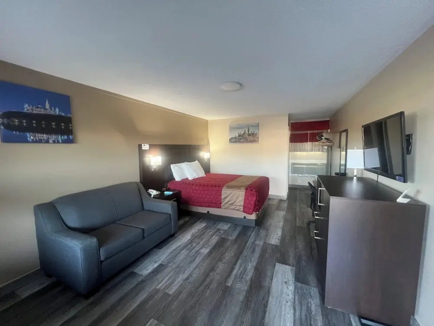 Colonial House Motor Inn