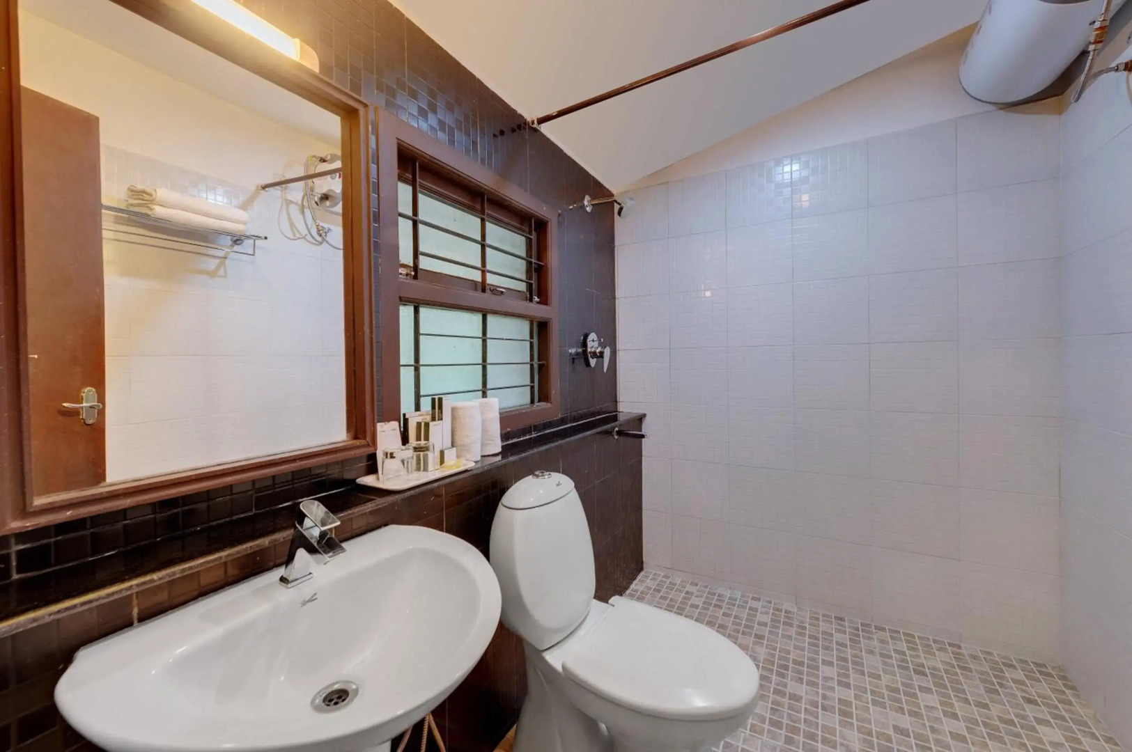 OYO Premium Golf Club Road