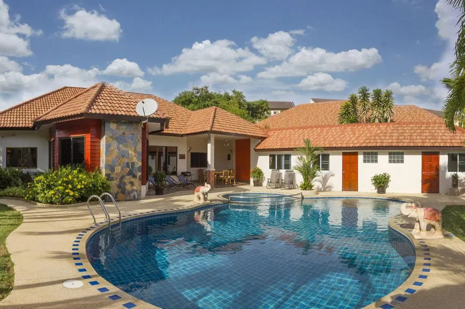 Pattaya Hill, Near the City and Beach