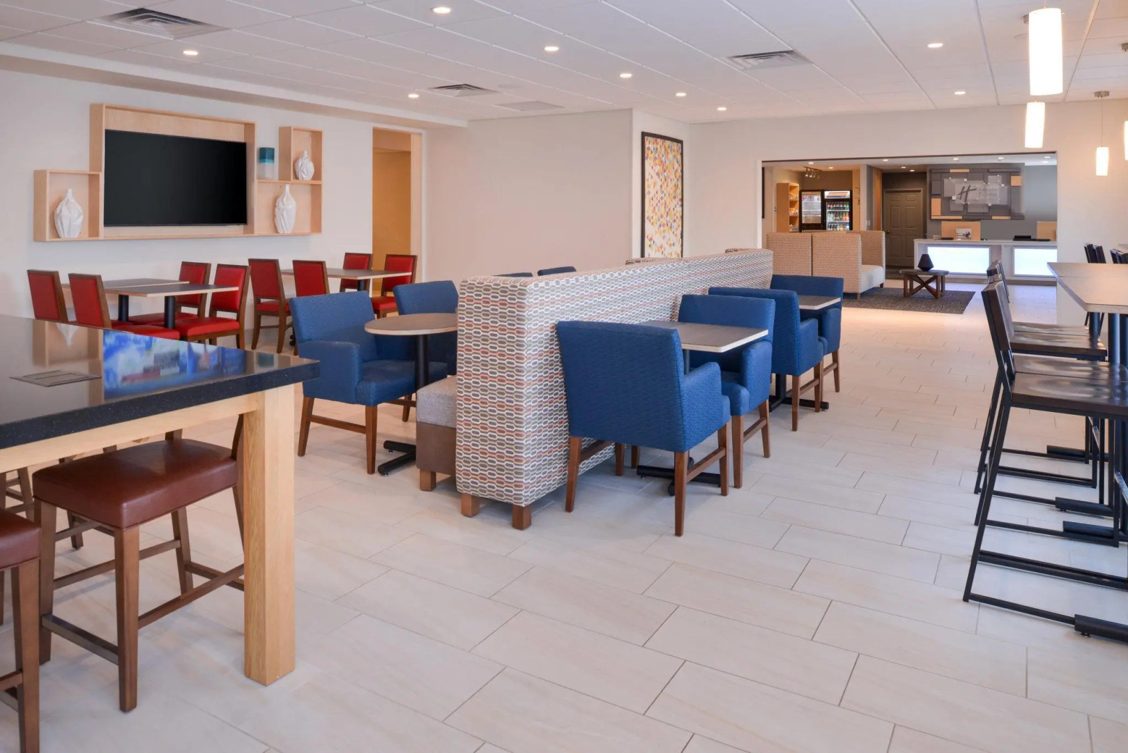 Holiday Inn Express & Suites Omaha - 120th and Maple by IHG