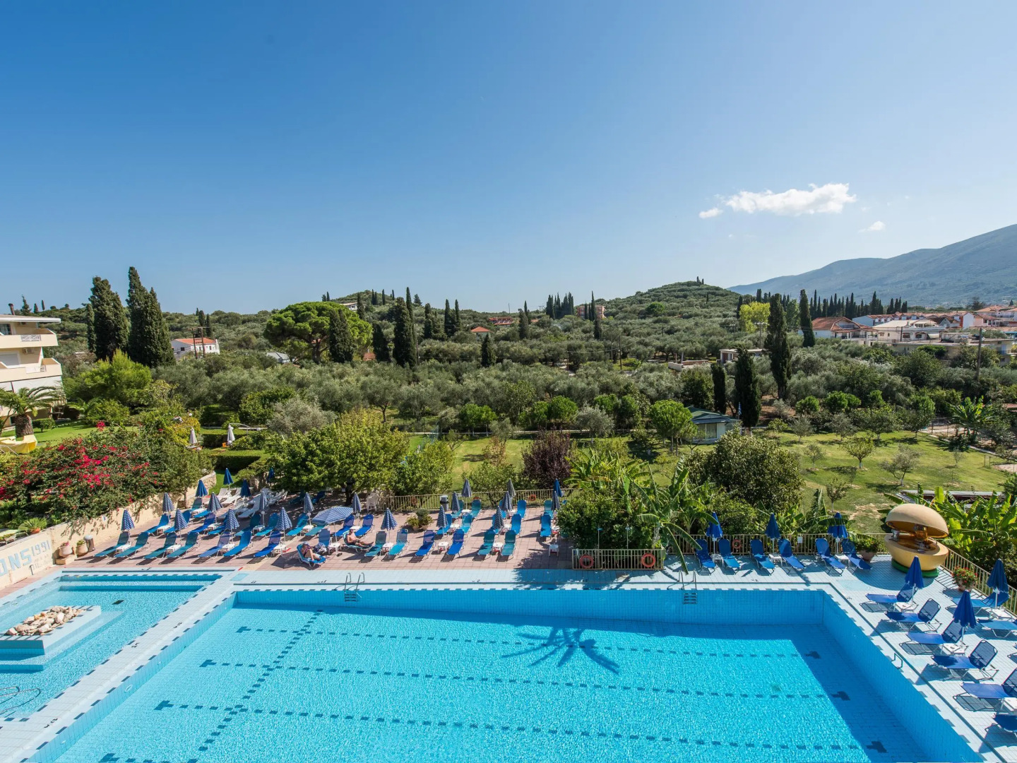 Koukounaria Hotel & Suites