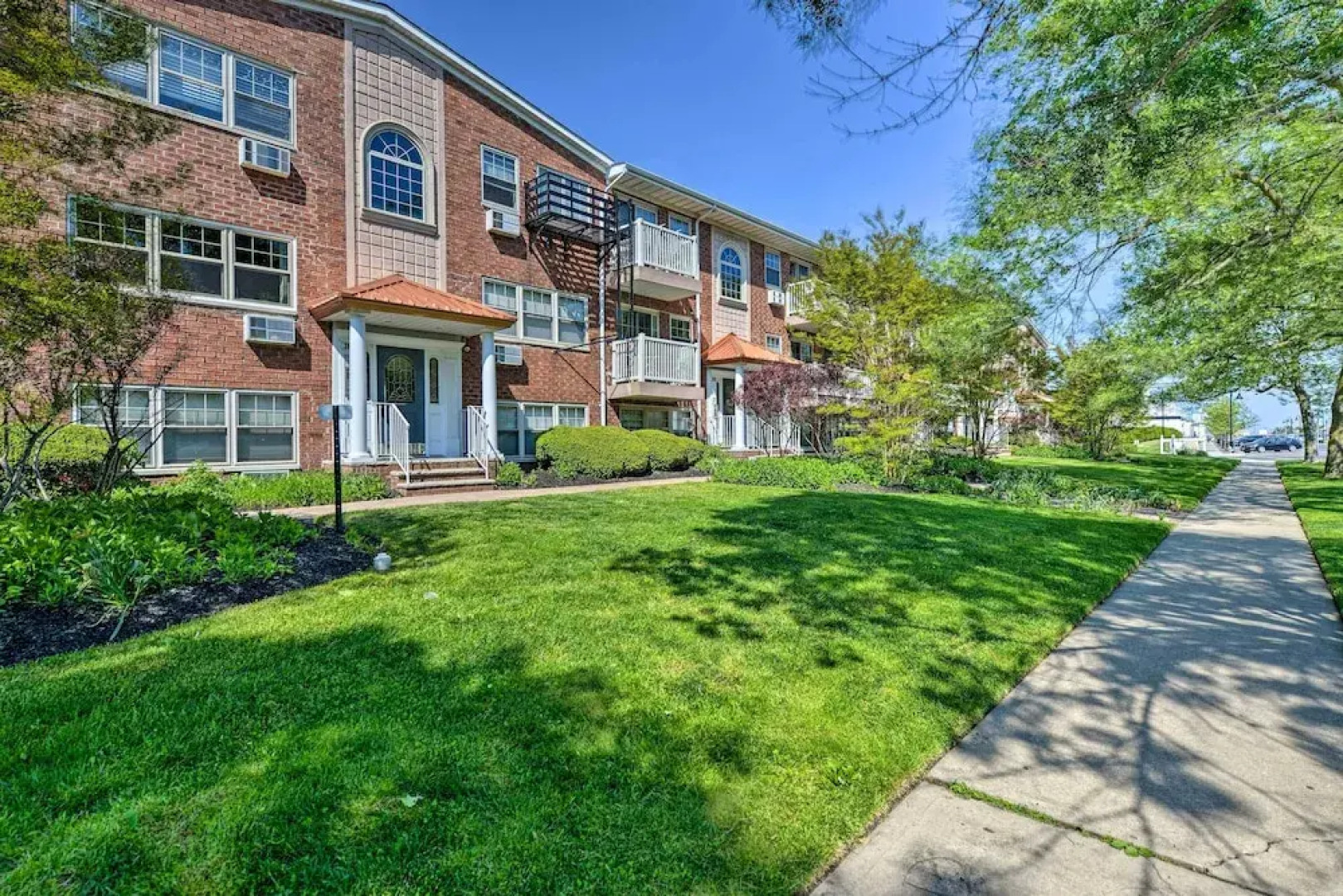 Central & Contemporary NJ Condo: Steps to Shore!