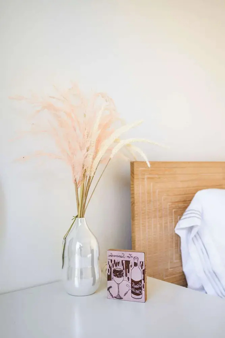 Private Entry Suite w Patio Bath Kitchenette