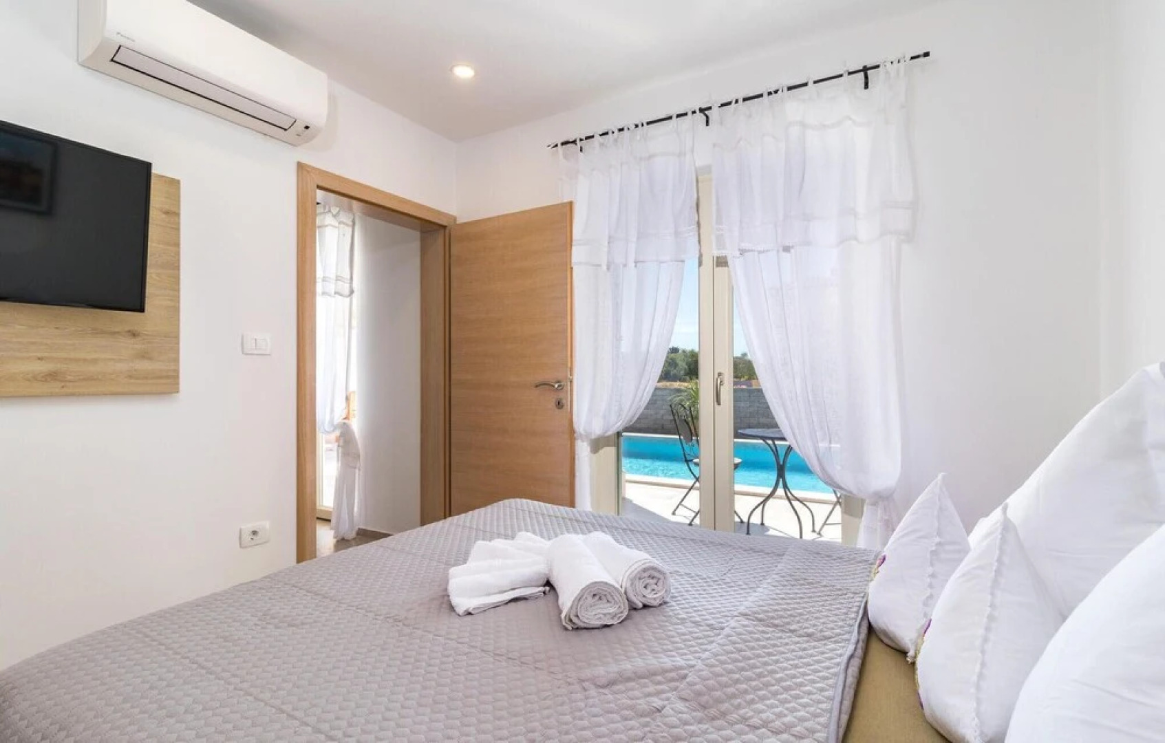 Nice Home in Peroj With Wifi, Heated Swimming Pool and 3 Bedrooms