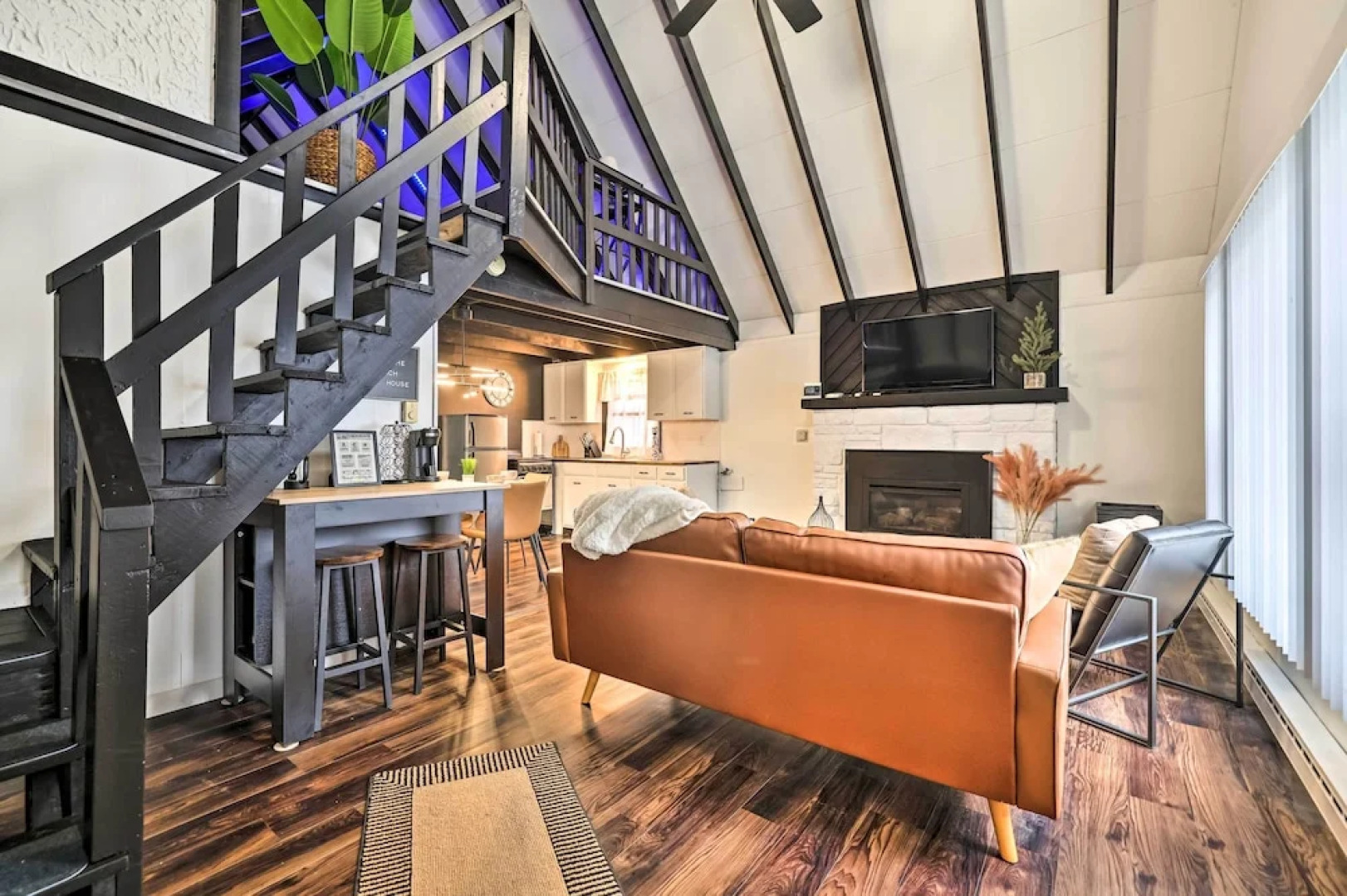 Pet-friendly Cabin w/ Hot Tub in Pocono Lake!