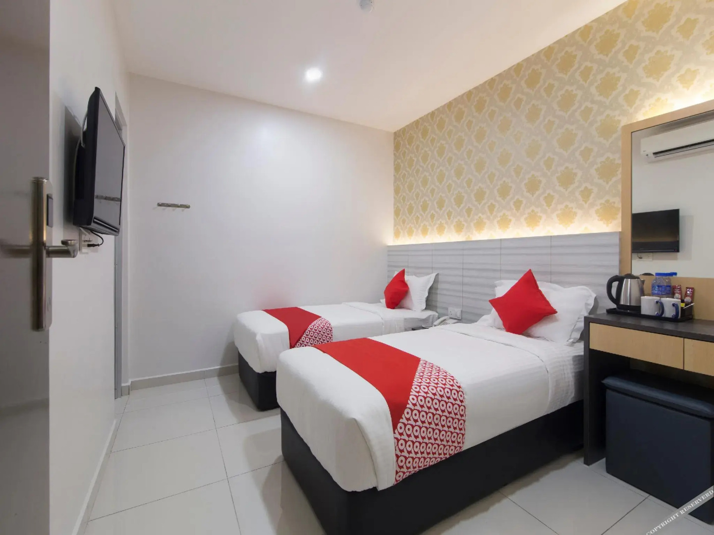 B&L Hotel by Oyo Rooms