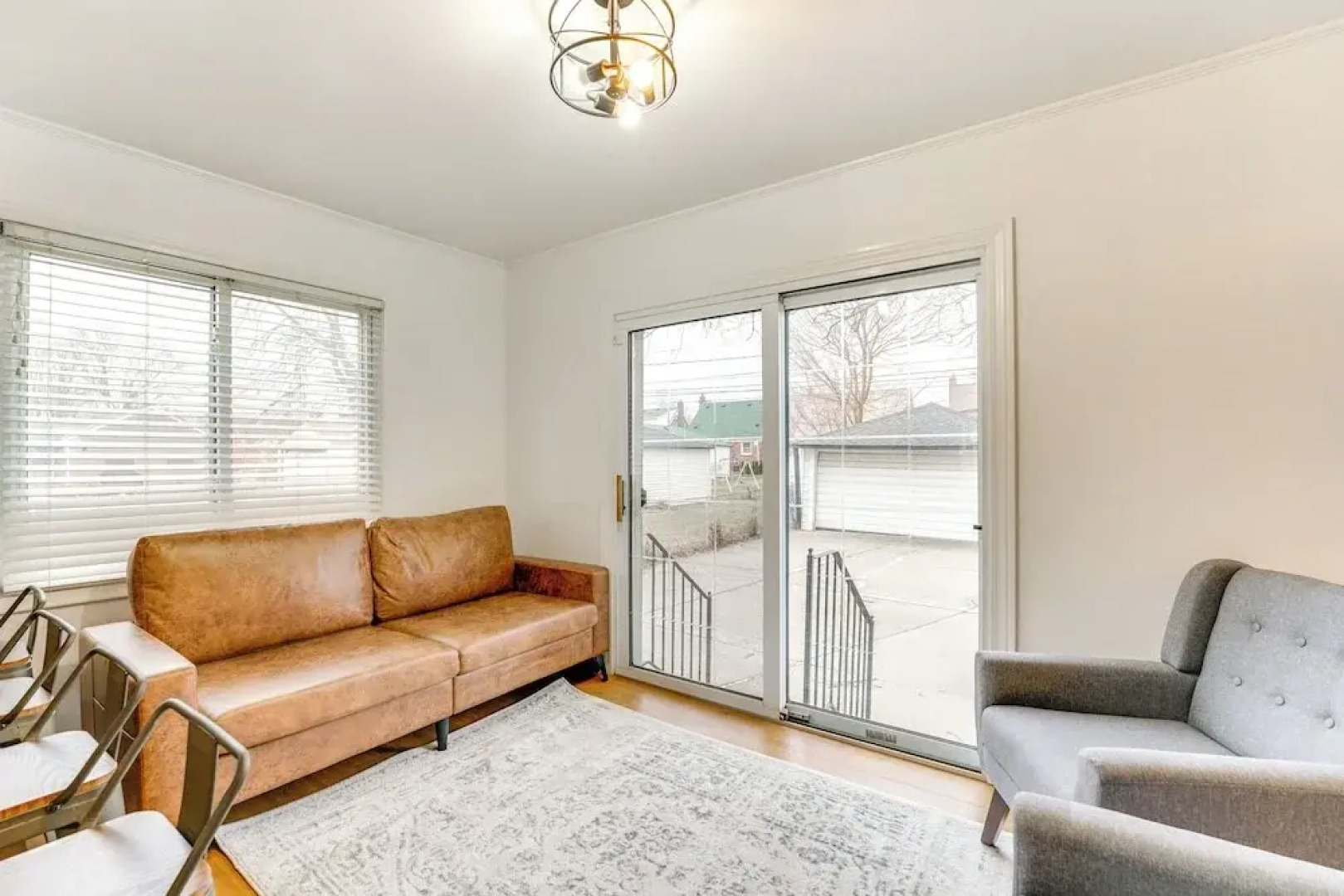 13 Mi to Downtown Detroit: Bright Home