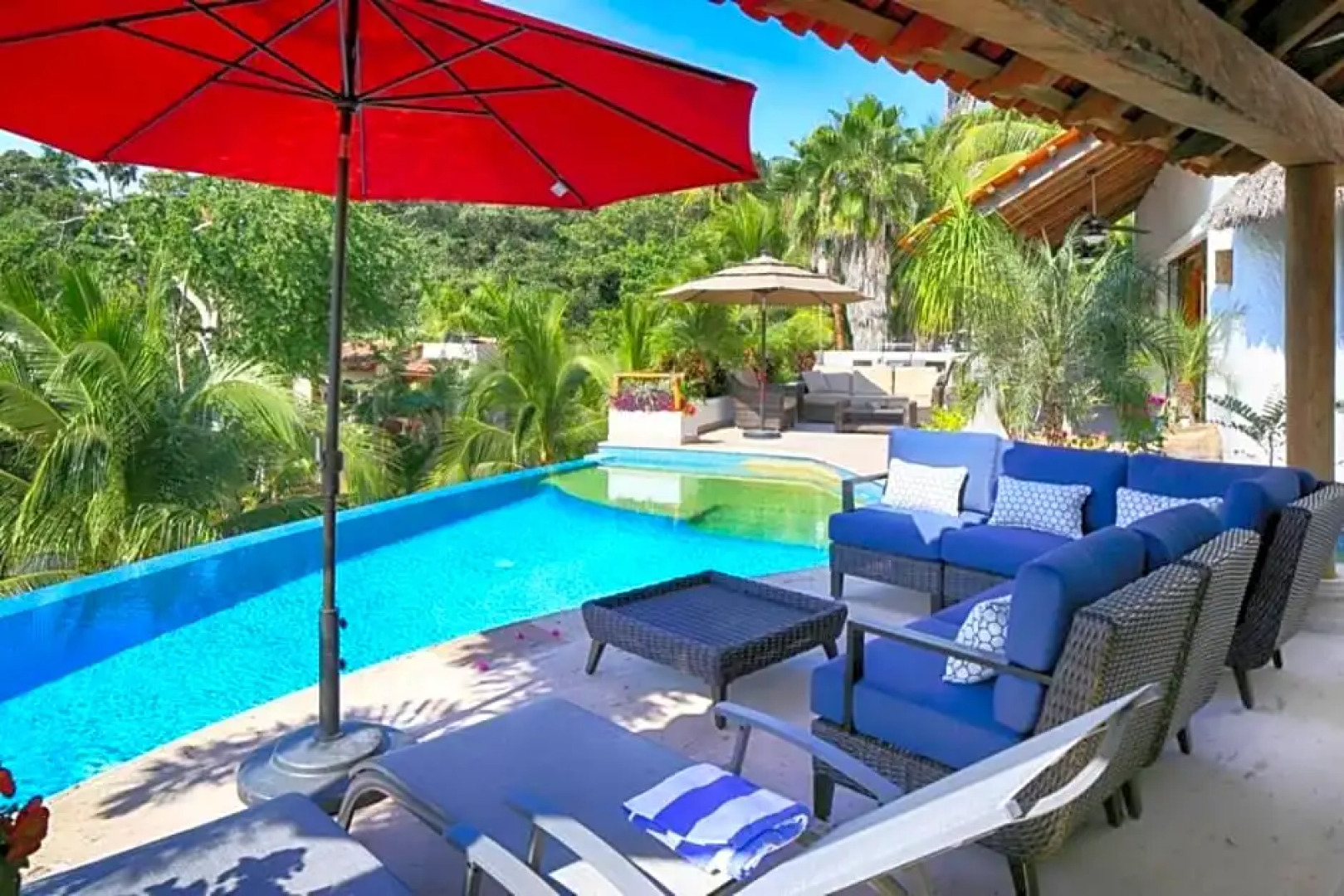 Villa Kiwi. Huge Pool, Steps To Town n Beach. 6 plus BRM 7.5 BTH 3 KCN