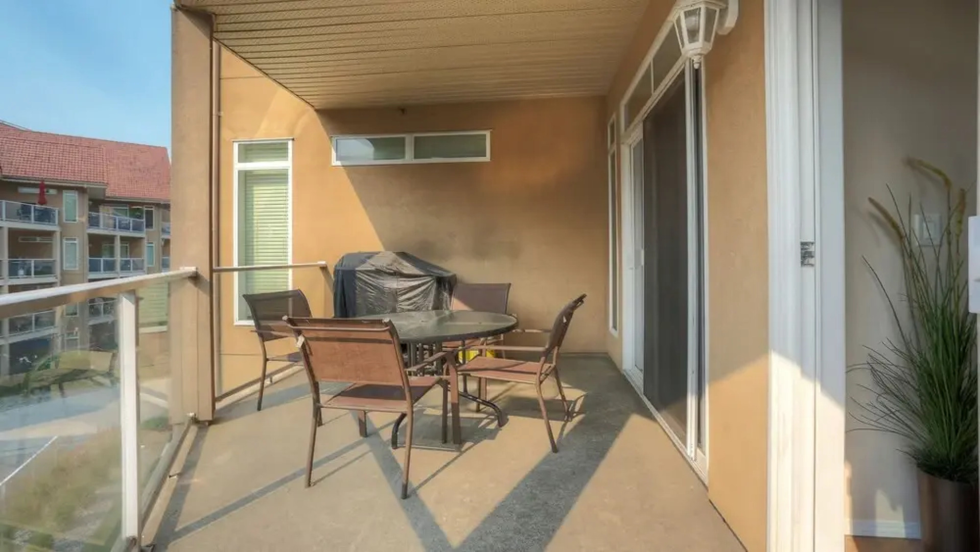 Discovery Bay Resort by Kelowna Resort Acc. - 80+ suites available